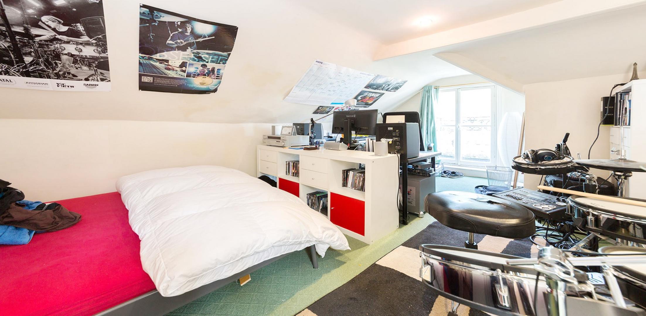 			UNDER OFFER , 3 Bedroom, 1 bath, 1 reception Flat			 Woodchurch Road, WEST HAMPSTEAD